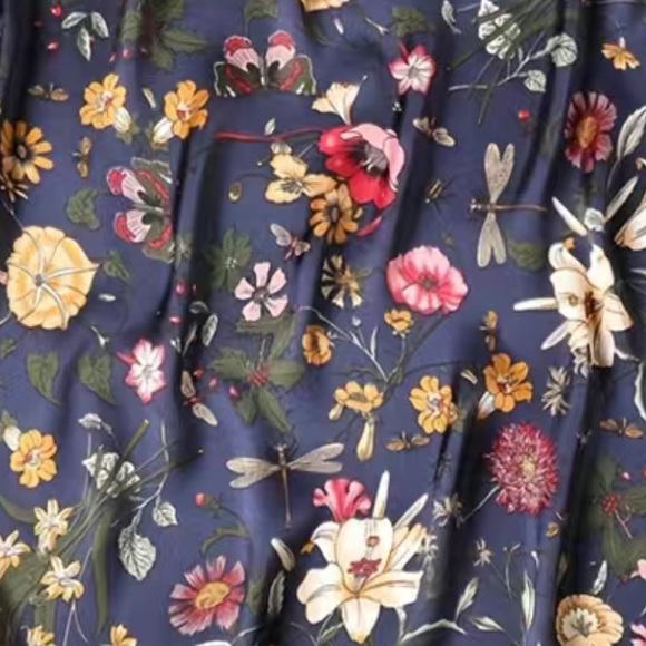 Beautiful silky scarf - Picture 2 of 3